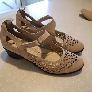 JBU Women's Bethany Laser Cut Mary Jane Taupe Shimmer size 11 beidge